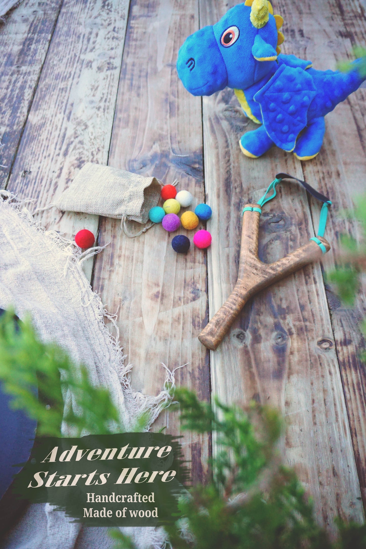 Personalised Wooden Slingshot – Handmade Ash Wood Toy with Felt Balls, Retro Vintage Outdoor Gift