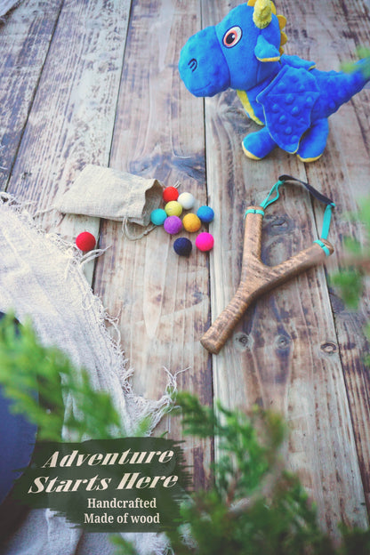 Personalised Wooden Slingshot – Handmade Ash Wood Toy with Felt Balls, Retro Vintage Outdoor Gift
