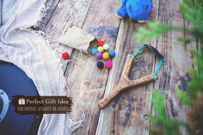 Personalised Wooden Slingshot – Handmade Ash Wood Toy with Felt Balls, Retro Vintage Outdoor Gift