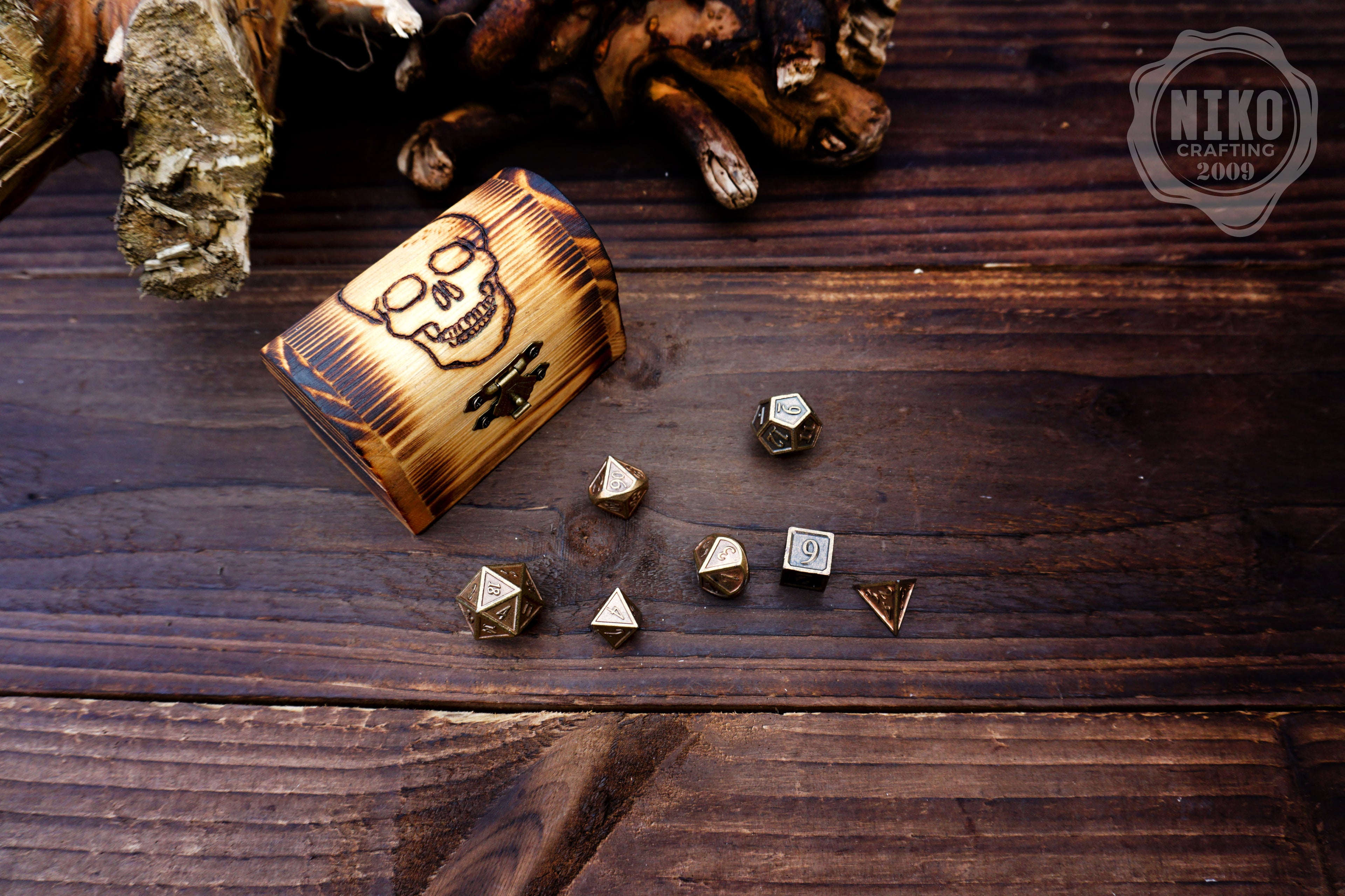 Metal Dice in Wooden Box - Hand-made pyrography: Skull - Personalized Dungeons and dragons Gift
