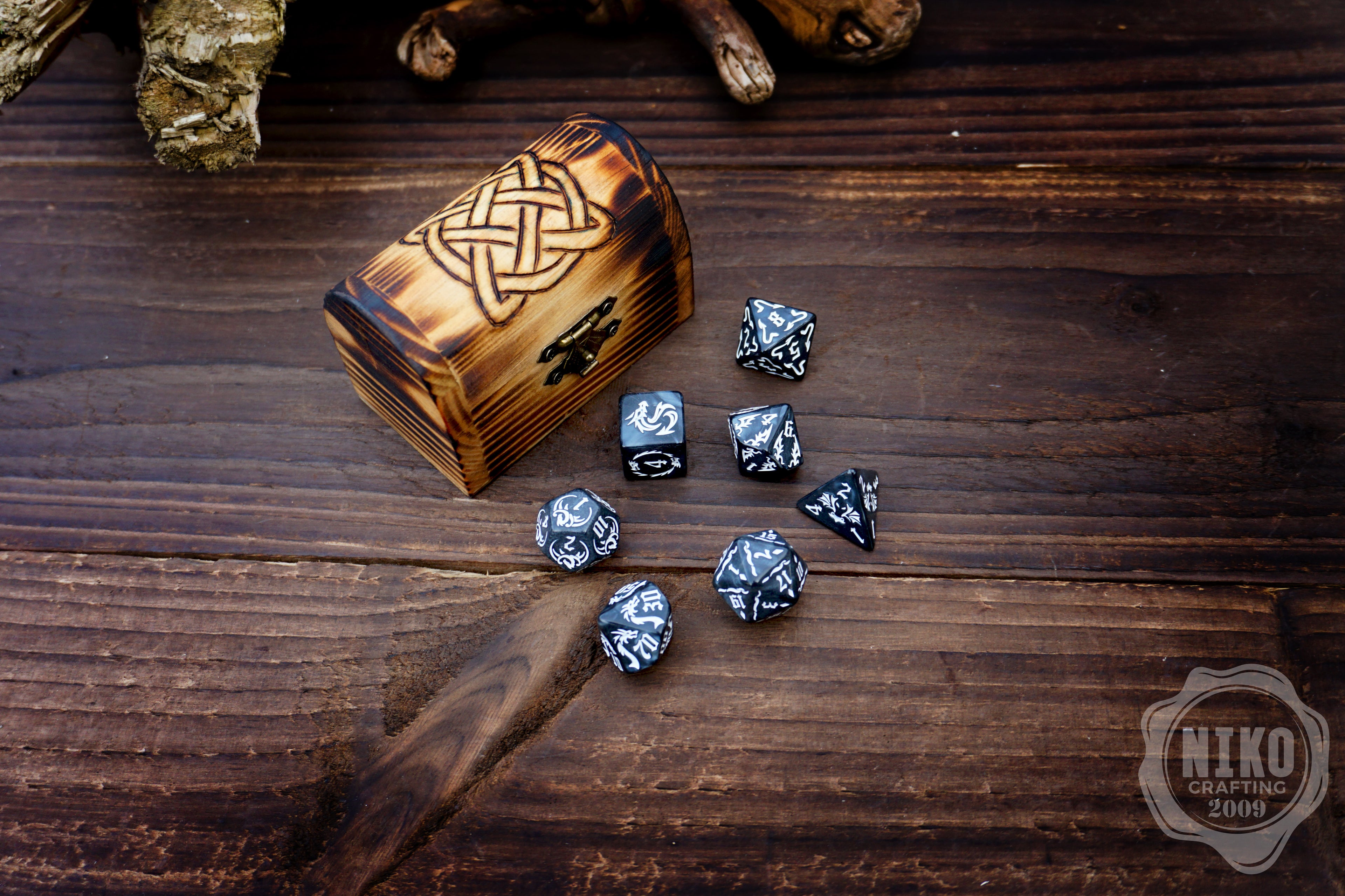 DnD Dice in Wooden Box - Pyrography: Medieval Knot - Hand-made, Personalized Dungeons and dragons Gift