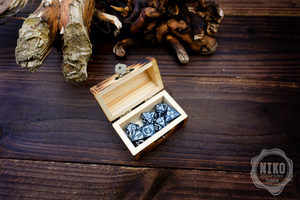 DnD Dice in Wooden Box - Pyrography: Medieval Knot - Hand-made, Personalized Dungeons and dragons Gift