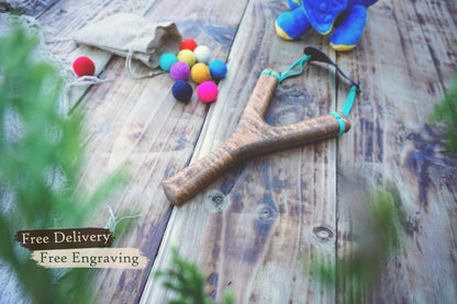 Personalised Wooden Slingshot – Handmade Ash Wood Toy with Felt Balls, Retro Vintage Outdoor Gift