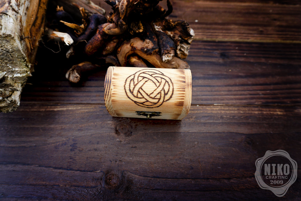 Metal Dice in Wooden Box - Pyrography: Viking Knot - Hand-made, Personalized Dungeons and dragons Gift