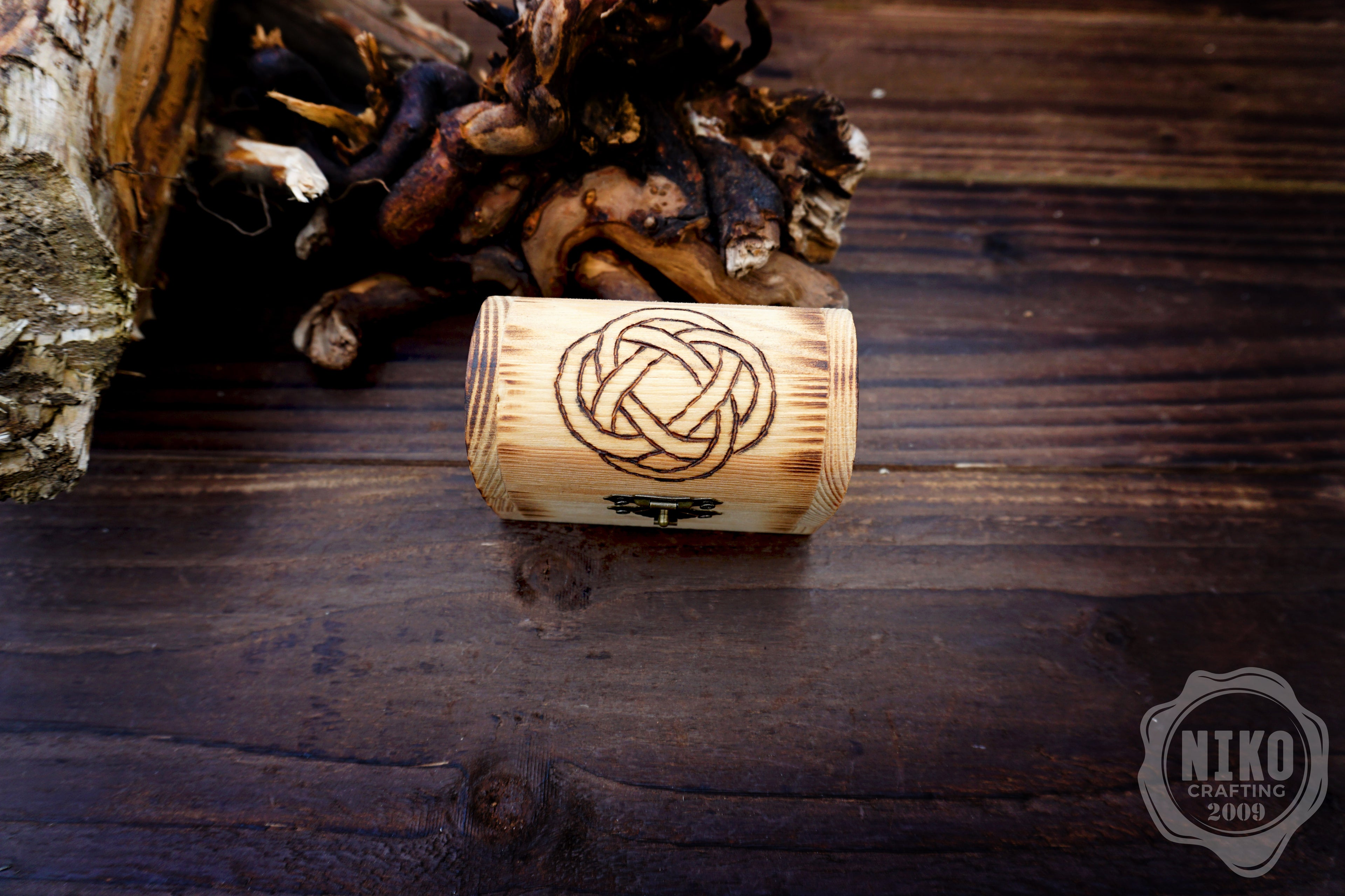 Metal Dice in Wooden Box - Pyrography: Viking Knot - Hand-made, Personalized Dungeons and dragons Gift