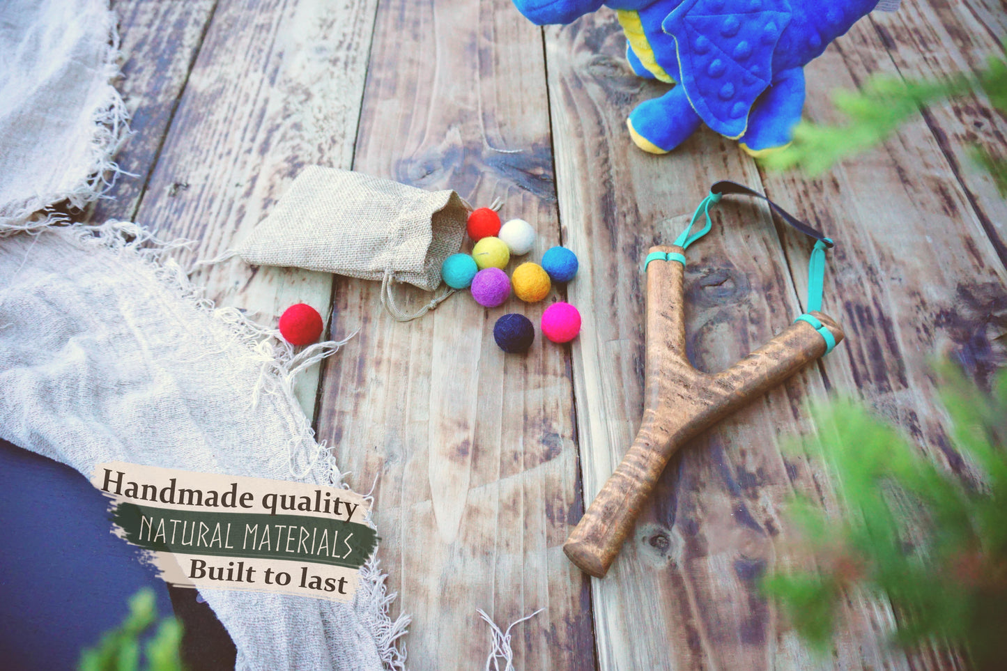 Personalised Wooden Slingshot – Handmade Ash Wood Toy with Felt Balls, Retro Vintage Outdoor Gift