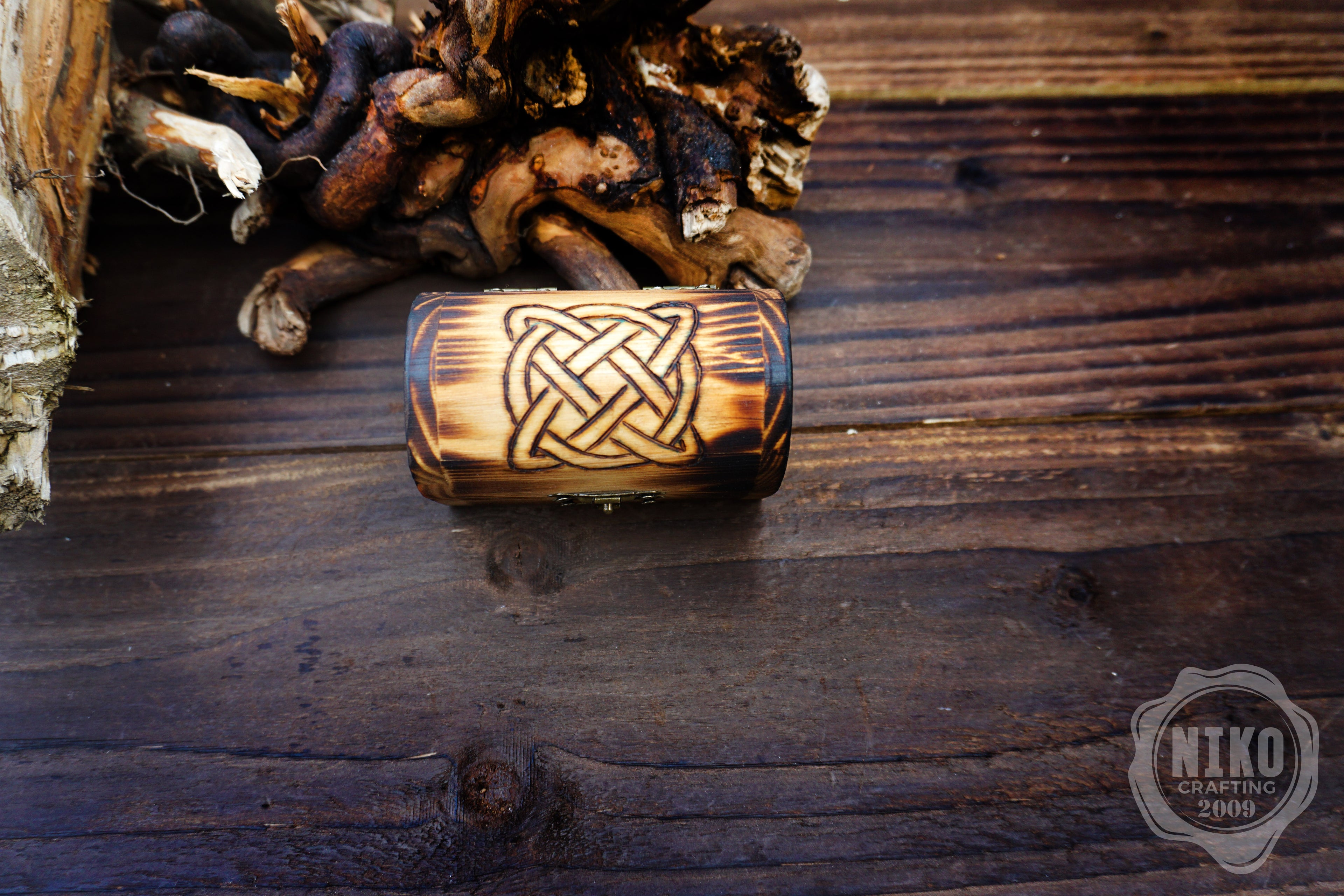 DnD Dice in Wooden Box - Pyrography: Medieval Knot - Hand-made, Personalized Dungeons and dragons Gift