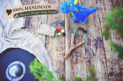 Personalised Wooden Slingshot – Handmade Ash Wood Toy with Felt Balls, Retro Vintage Outdoor Gift