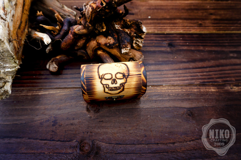 Metal Dice in Wooden Box - Hand-made pyrography: Skull - Personalized Dungeons and dragons Gift