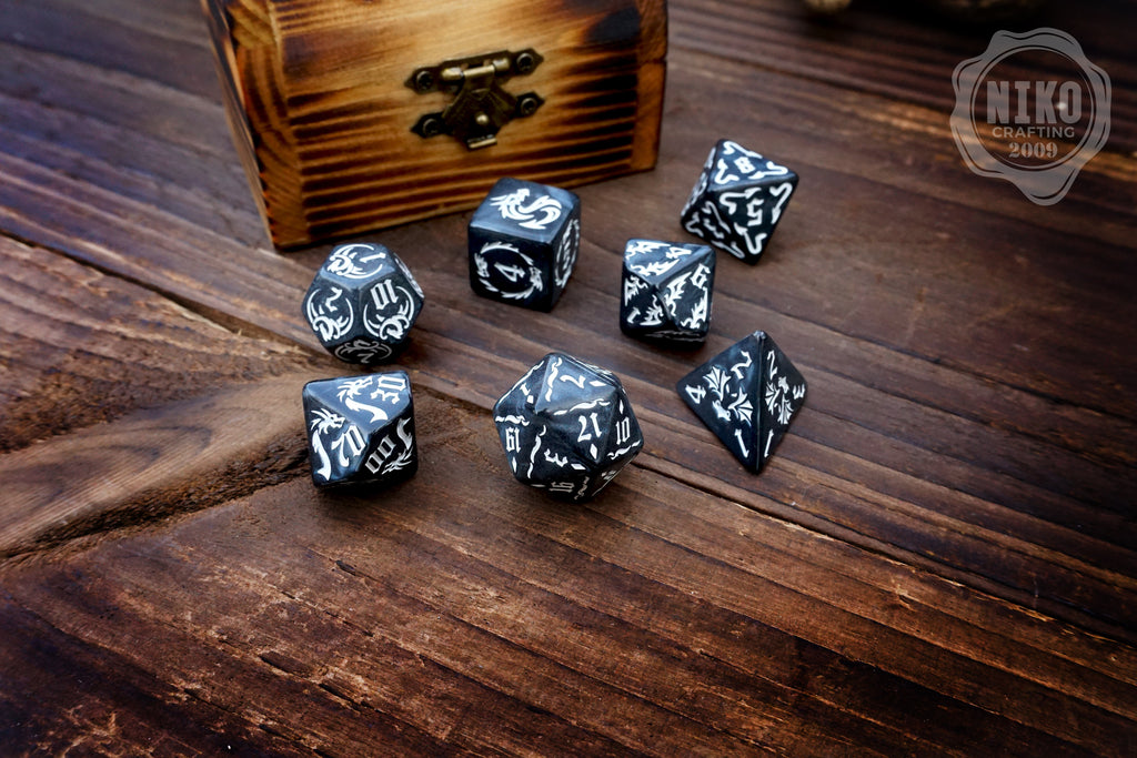 DnD Dice in Wooden Box - Pyrography: Medieval Knot - Hand-made, Personalized Dungeons and dragons Gift