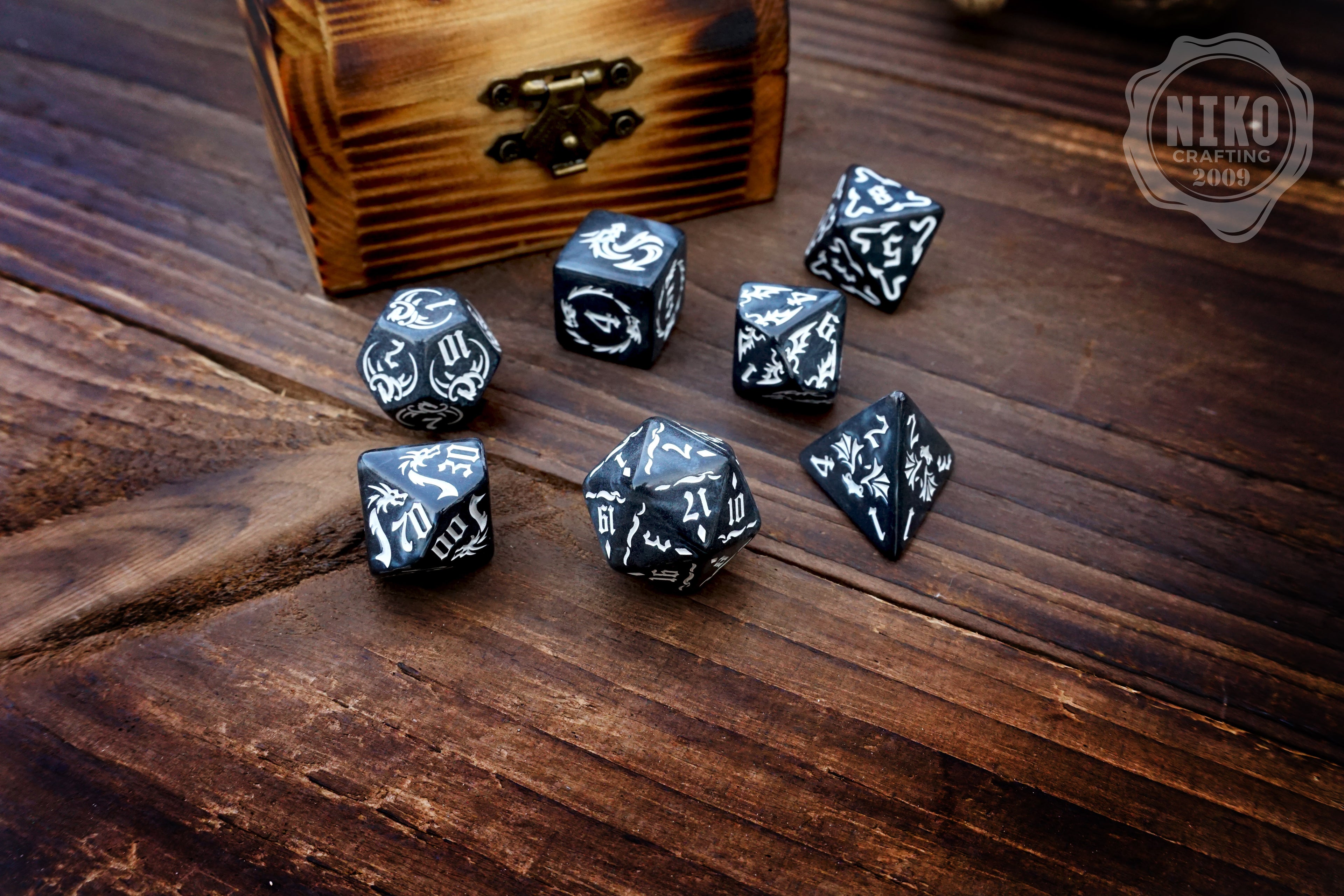 DnD Dice in Wooden Box - Pyrography: Medieval Knot - Hand-made, Personalized Dungeons and dragons Gift