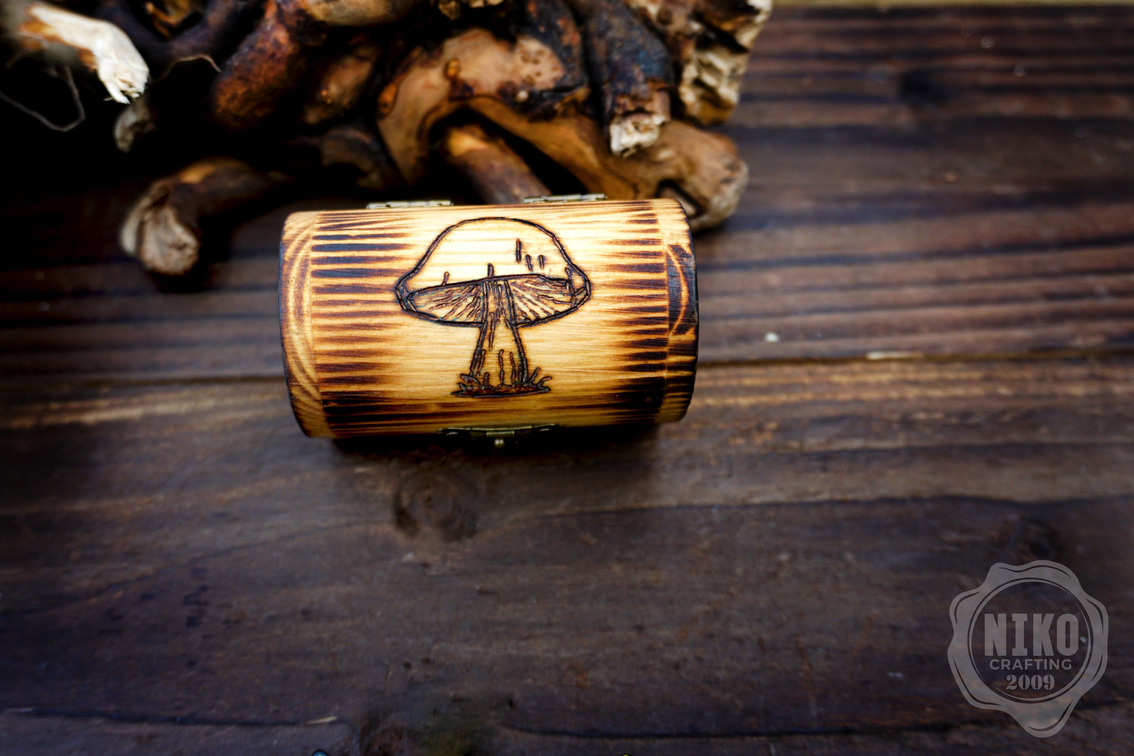 DnD Dice in Wooden Box - Pyrography: Mushroom - Hand-made, Personalized Dungeons and dragons Gift