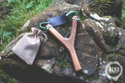 Personalised Wooden Slingshot – Handmade Ash Wood Toy with Felt Balls, Retro Vintage Outdoor Gift