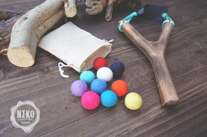 Personalised Wooden Slingshot – Handmade Ash Wood Toy with Felt Balls, Retro Vintage Outdoor Gift