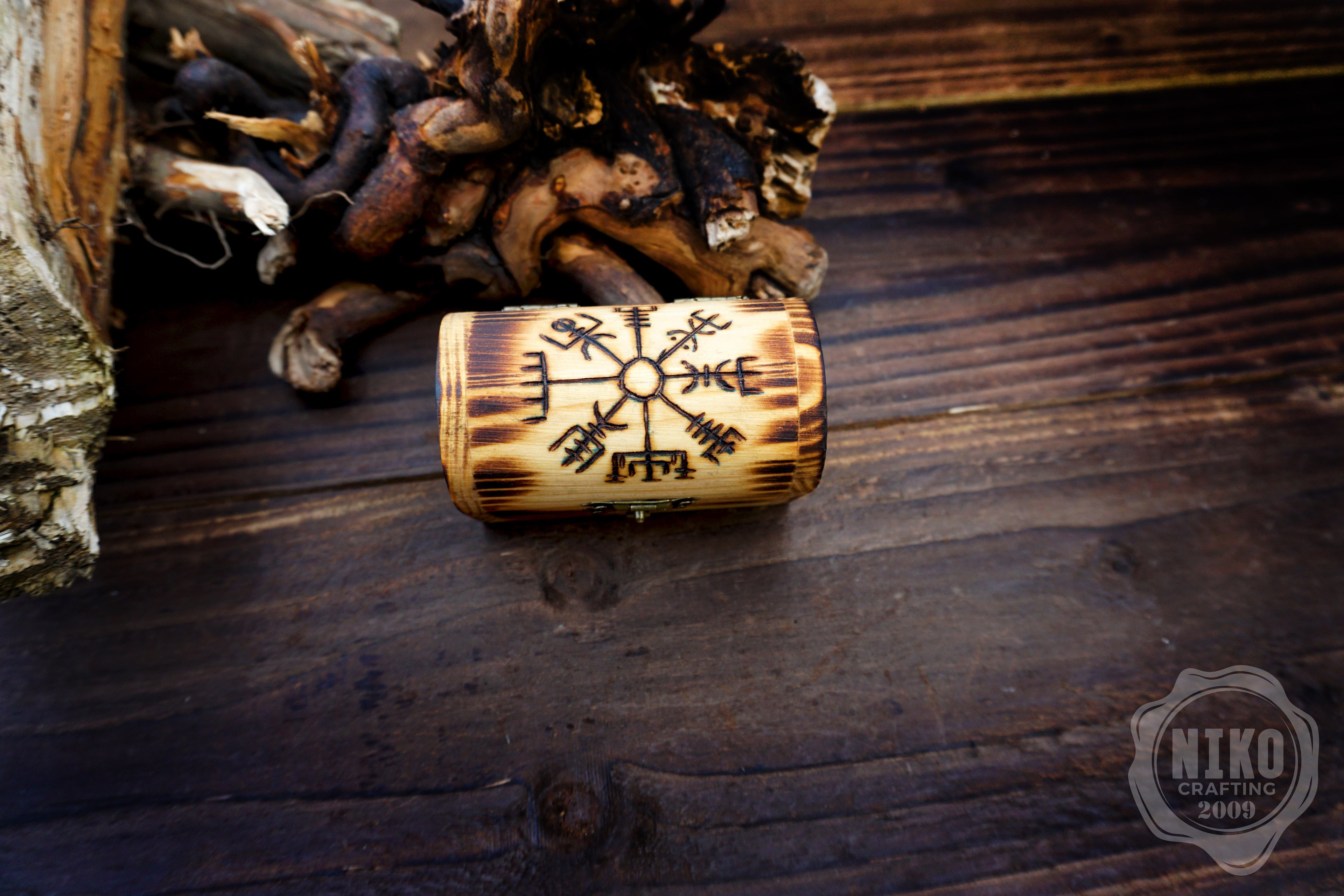 DnD Dice in Wooden Box - Pyrography: Vegvísir - Hand-made, Personalized Dungeons and dragons Gift