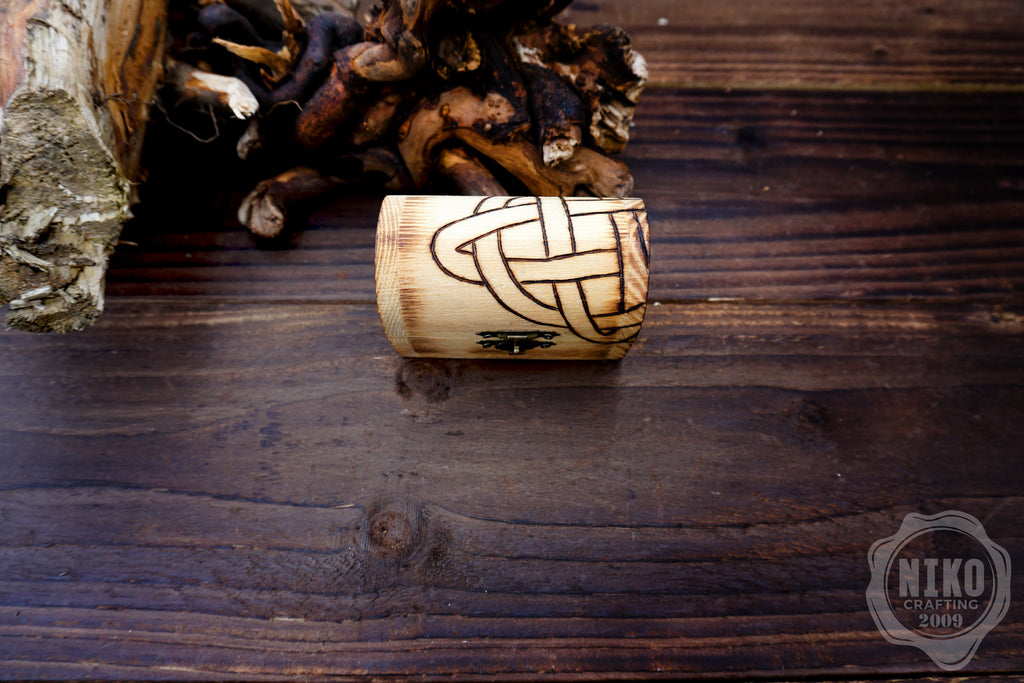Metal Dice in Wooden Box - Pyrography: Viking Knotwork - Hand-made, Personalized Dungeons and dragons Gift